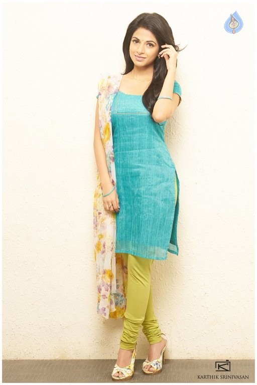 Actress Iswarya Menon Photos - 4 / 12 photos