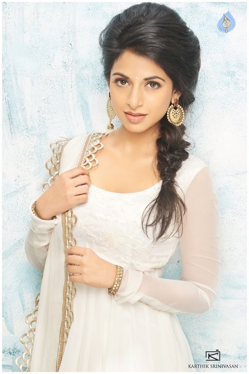 Actress Iswarya Menon Photos - 6 / 12 photos