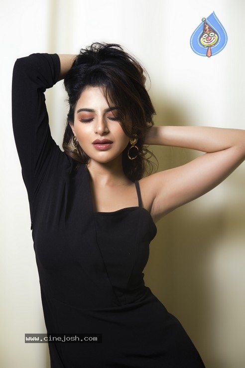 Actress Iswarya Menon Photos - 5 / 5 photos