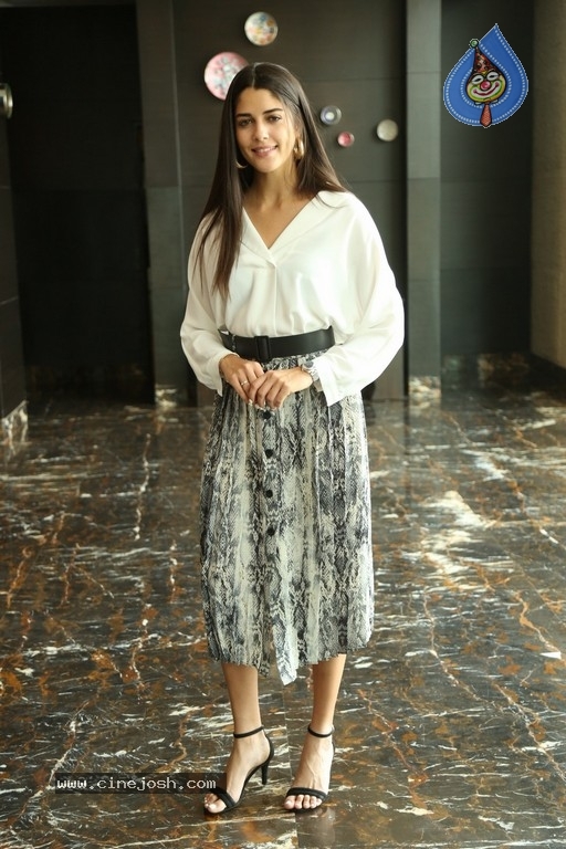 Actress Izabelle Leite Images - 6 / 20 photos