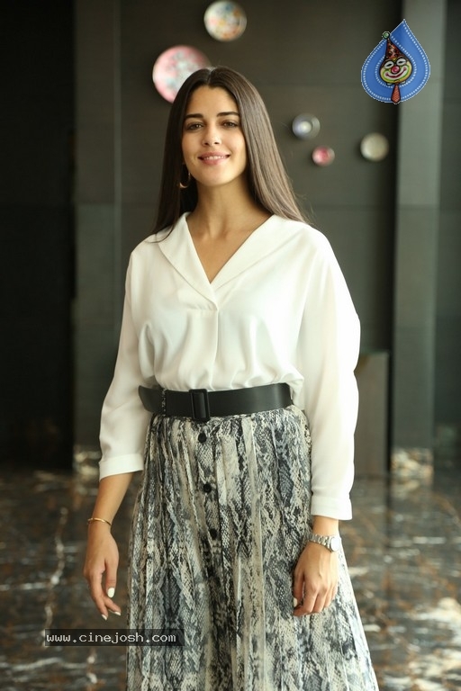 Actress Izabelle Leite Images - 14 / 20 photos