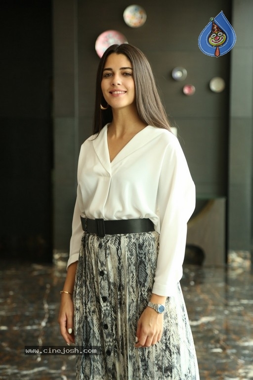 Actress Izabelle Leite Images - 17 / 20 photos