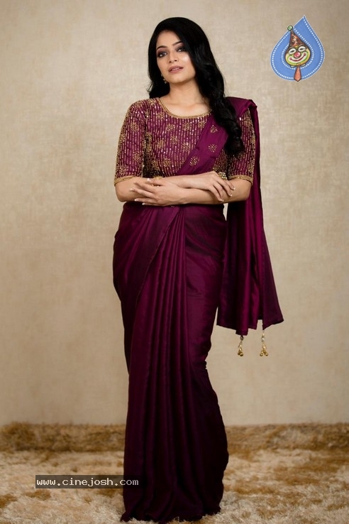 Actress Janani Iyer  Stills - 1 / 5 photos