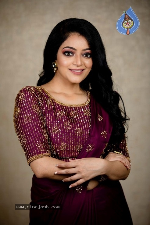 Actress Janani Iyer  Stills - 2 / 5 photos