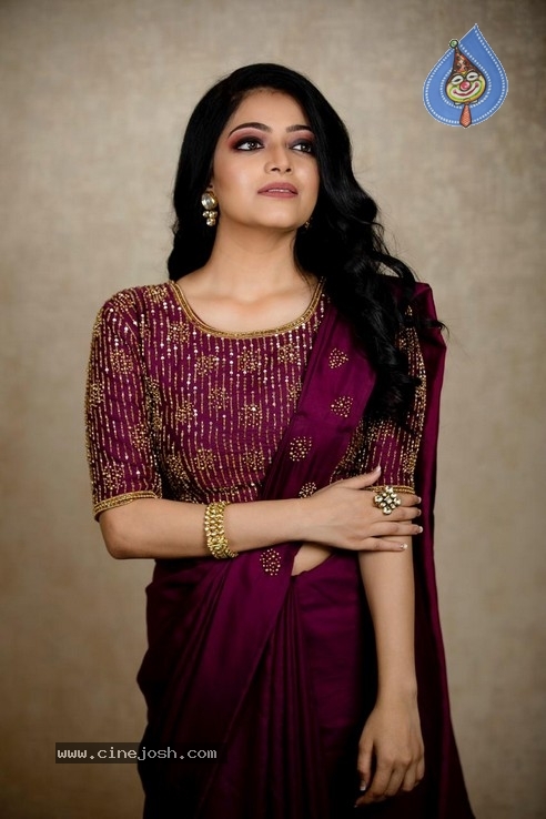 Actress Janani Iyer  Stills - 3 / 5 photos