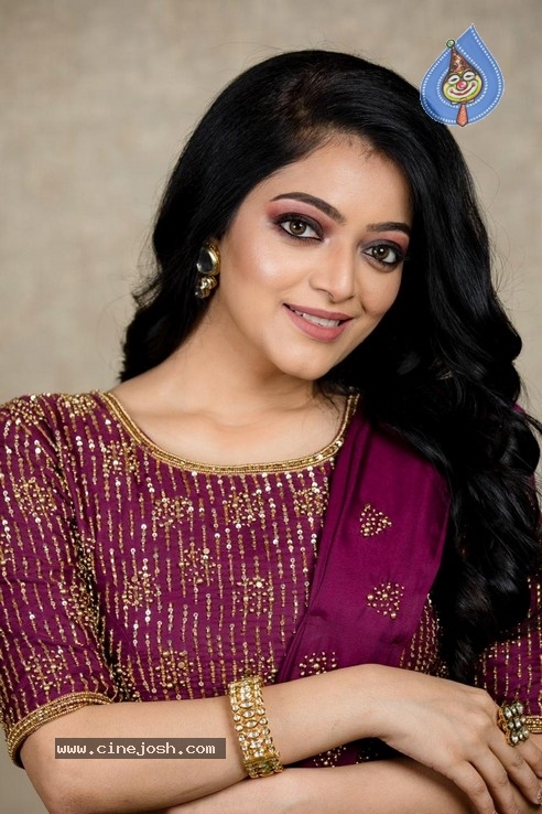 Actress Janani Iyer  Stills - 4 / 5 photos