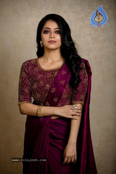 Actress Janani Iyer  Stills - 5 / 5 photos