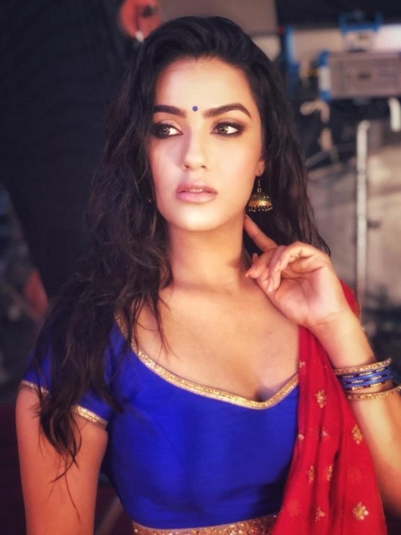 Actress Kavya Thapar Photos - 7 / 11 photos