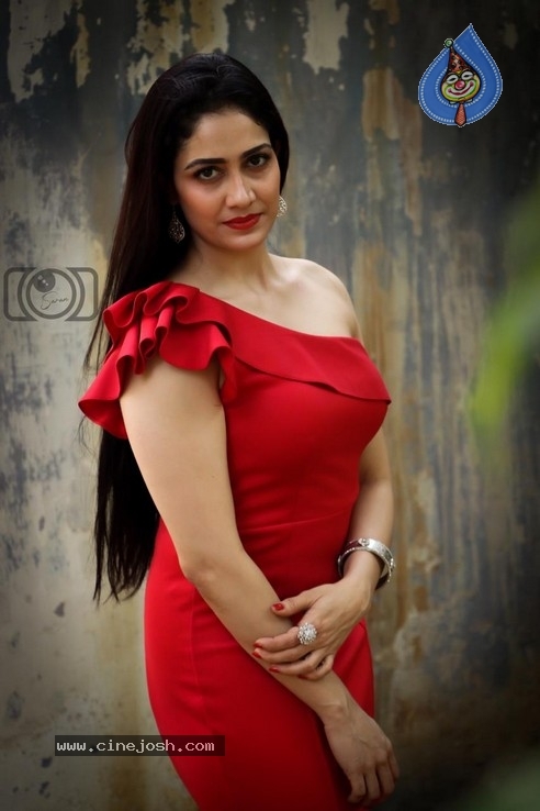 Actress Komal Sharma Photos - 5 / 14 photos