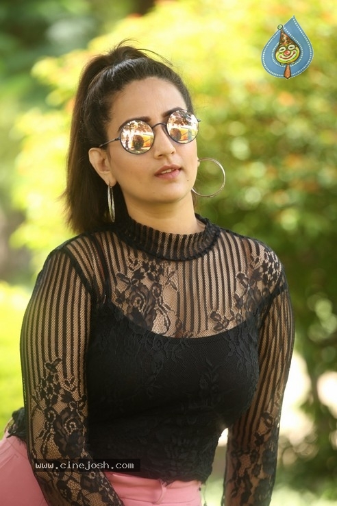 Manjusha Stills - 6 / 21 photos