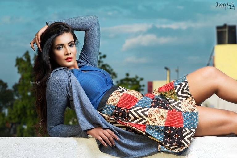 Actress Meera Mithun Pictures - 4 / 26 photos