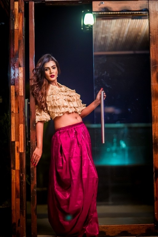 Actress Meera Mithun Pictures - 11 / 26 photos