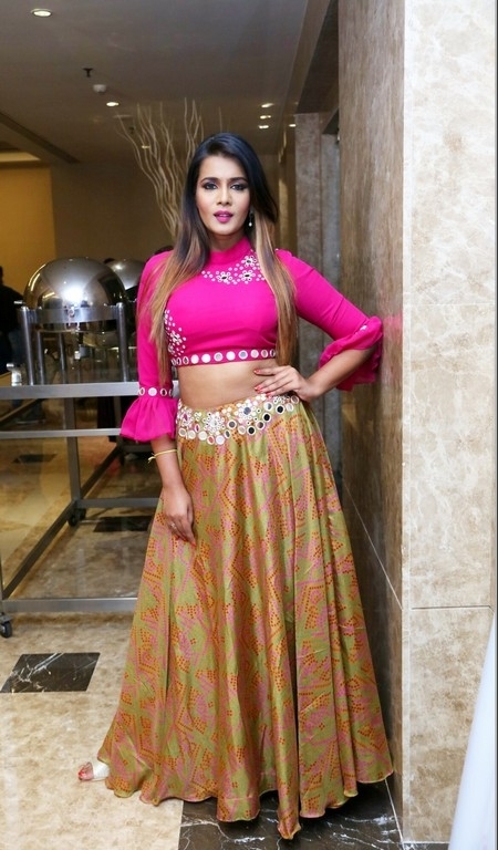 Actress Meera Mithun Pictures - 22 / 26 photos
