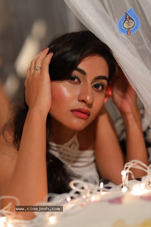 Actress Myra Amiti - 4 / 21 photos