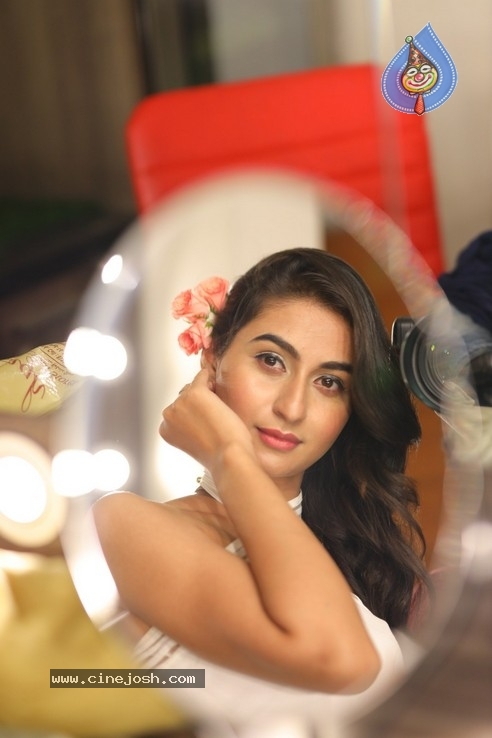 Actress Myra Amiti - 13 / 21 photos