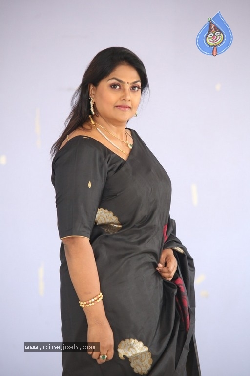 Actress Nirosha Pics - 20 / 21 photos