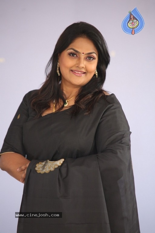 Actress Nirosha Pics - 21 / 21 photos
