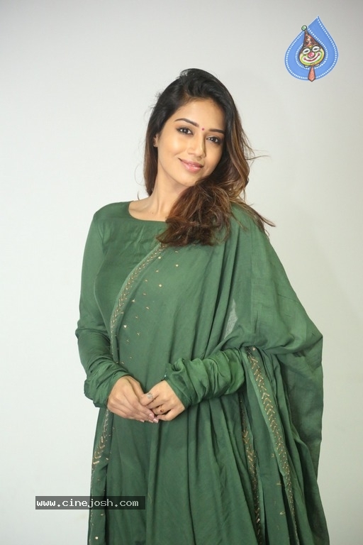 Actress Nivetha Pethuraj Gallery - 9 / 15 photos