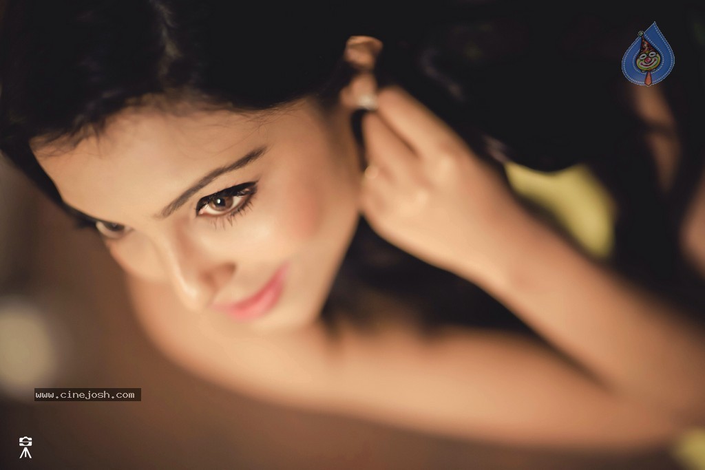 Actress Parvathy Nair Stills - 15 / 21 photos