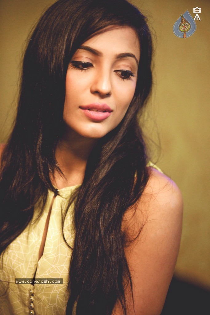 Actress Parvathy Nair Stills - 16 / 21 photos