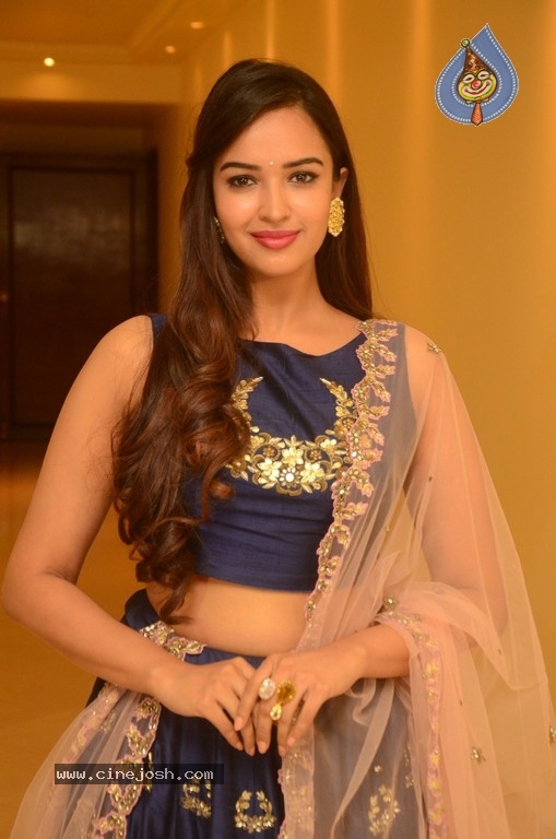 Actress Pujita Ponnada Photos - 14 / 21 photos