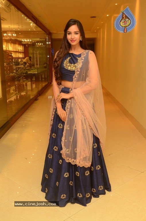 Actress Pujita Ponnada Photos - 17 / 21 photos