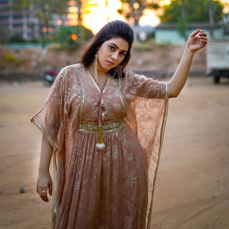 Actress Poorna Photos - 9 / 15 photos