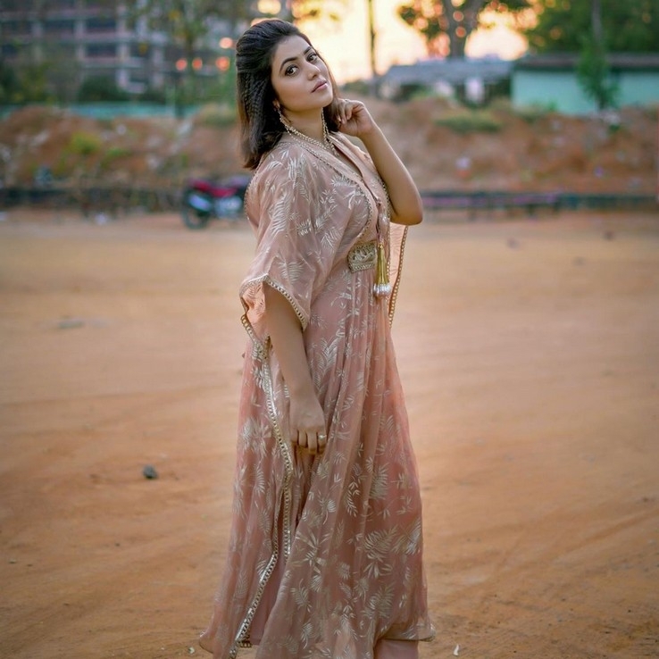 Actress Poorna Photos - 14 / 15 photos