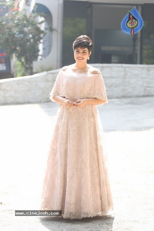 Actress Poorna Photos - 12 / 19 photos
