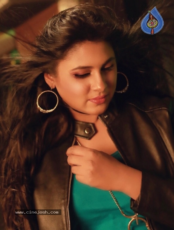 Actress Puvisha Photoshoot - 6 / 7 photos