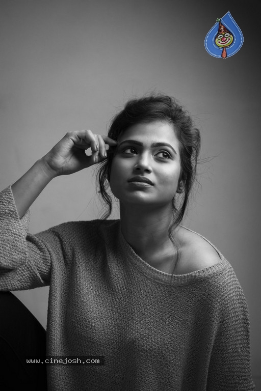 Actress Ramya Pandian Photo Shoot - 4 / 5 photos