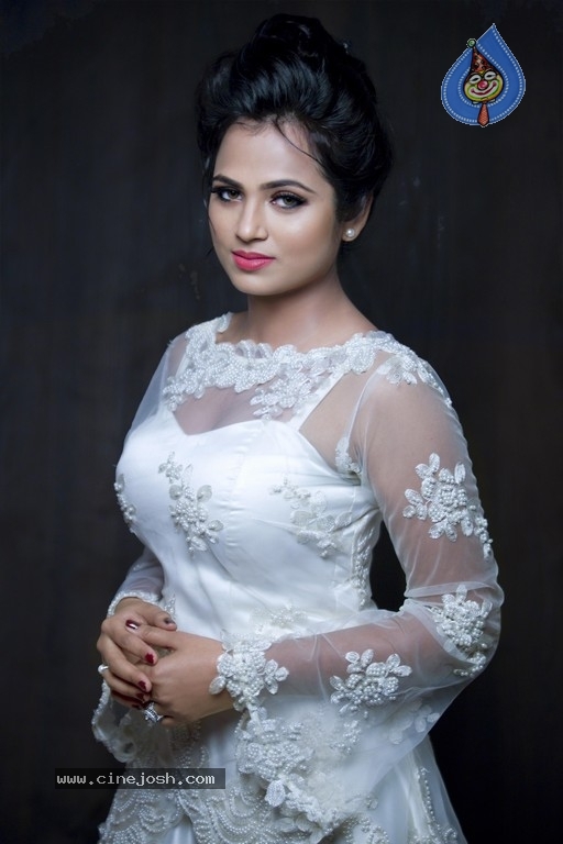 Actress Ramya Pandian Photoshoot - 6 / 6 photos