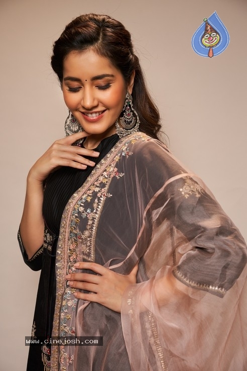 Actress Rashi Khanna Photos - 7 / 8 photos