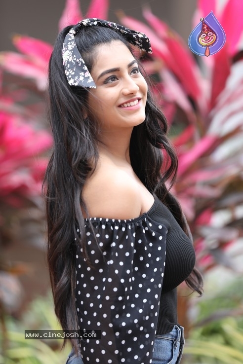 Actress Rashi Singh Stills - 1 / 18 photos