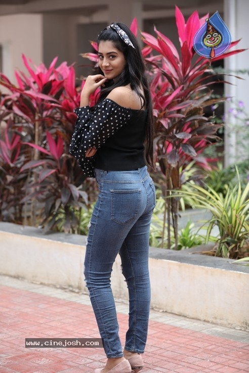 Actress Rashi Singh Stills - 4 / 18 photos