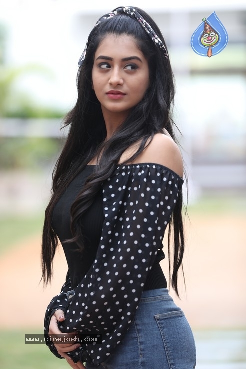 Actress Rashi Singh Stills - 6 / 18 photos