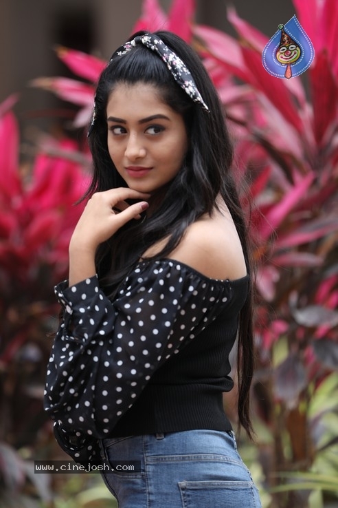 Actress Rashi Singh Stills - 14 / 18 photos