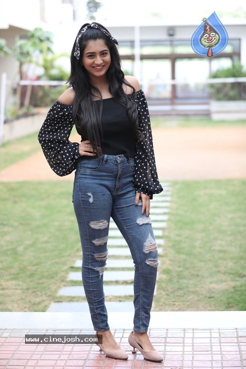 Actress Rashi Singh Stills - 15 / 18 photos