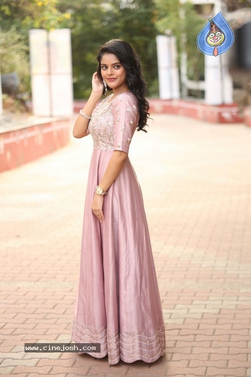 Actress Riddhi Kumar Pics - 5 / 21 photos