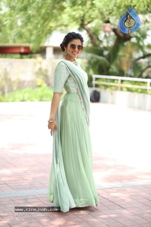Actress Siddhi Idnani Latest Photos - 5 / 14 photos