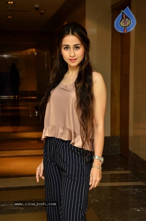 Actress Simrath Juneja Latest Photoshoot - 15 / 18 photos