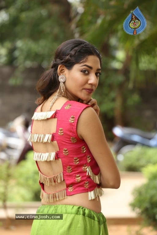 Actress Sonakshi New Photos - 3 / 21 photos