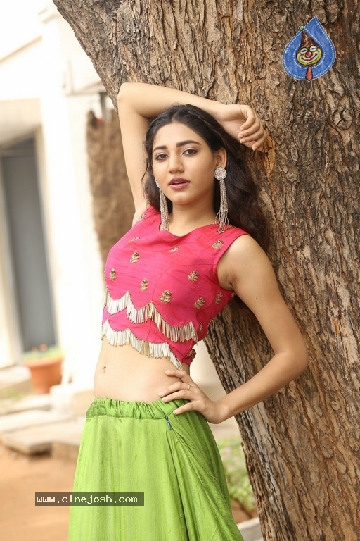 Actress Sonakshi New Photos - 19 / 21 photos