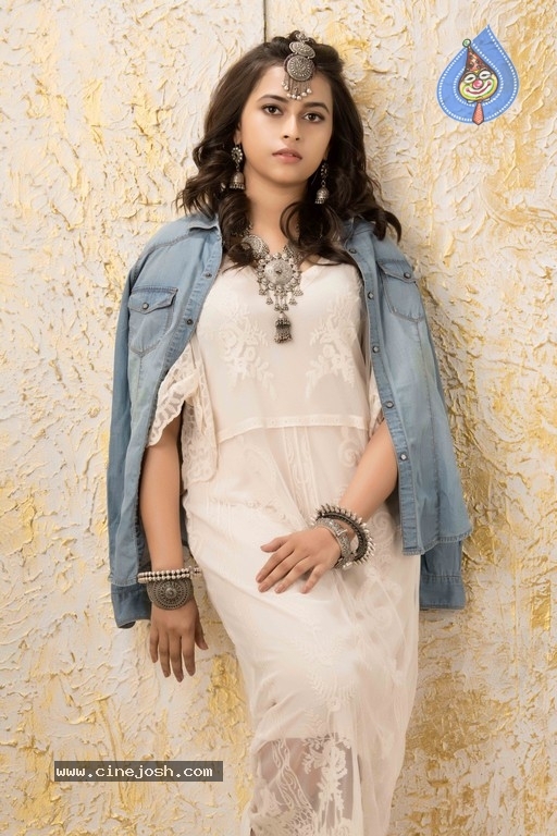 Actress Sri Divya Latest Stills - 5 / 12 photos
