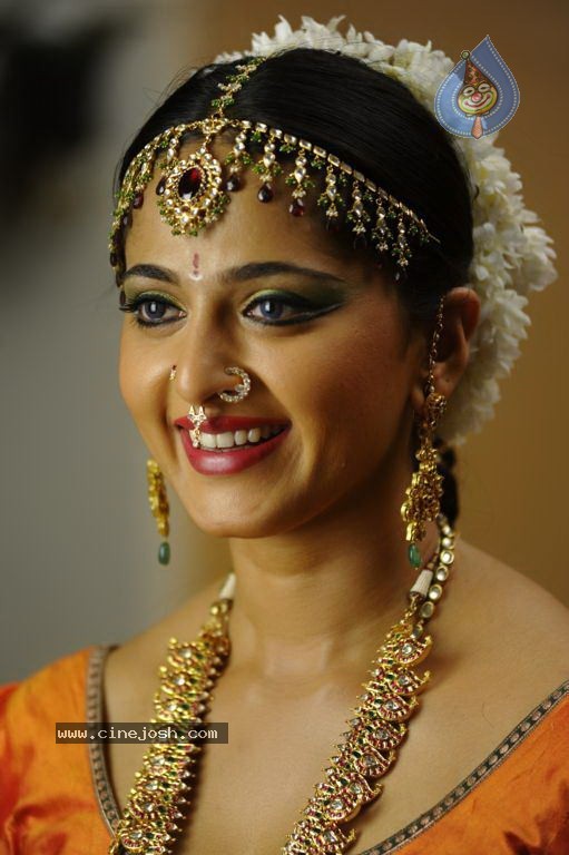 Actress Stills in Nagavalli Movie - 16 / 53 photos