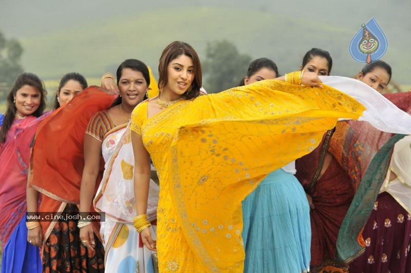 Actress Stills in Nagavalli Movie - 24 / 53 photos