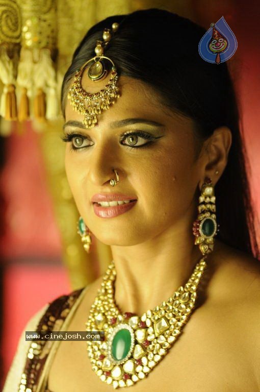 Actress Stills in Nagavalli Movie - 26 / 53 photos