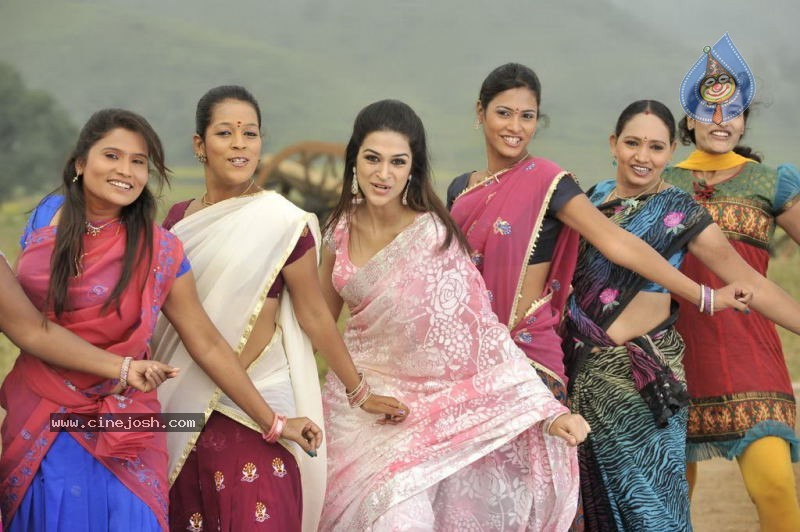 Actress Stills in Nagavalli Movie - 29 / 53 photos