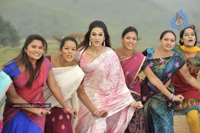 Actress Stills in Nagavalli Movie - 33 / 53 photos