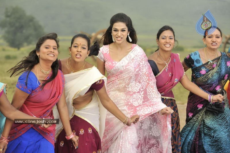 Actress Stills in Nagavalli Movie - 34 / 53 photos